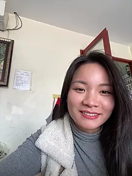 Bee Yellow00 online show from December 2025 03:56:02 AM