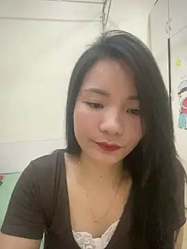 Snapshot of Bee_Yellow00 chatting on April 2026 04:50:01 AM Bee Yellow00 online show from April 2026 04:50:01 AM