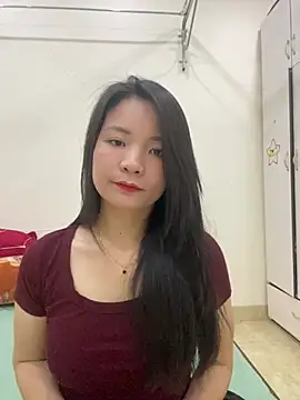 Snapshot of Bee_Yellow00 chatting on May 2026 04:32:02 AM Bee Yellow00 online show from May 2026 04:32:02 AM