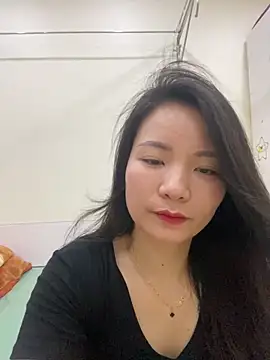 Snapshot of Bee_Yellow00 chatting on May 2026 02:19:01 AM Bee Yellow00 online show from May 2026 02:19:01 AM