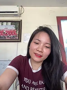Snapshot of Bee_Yellow00 chatting on May 2026 08:42:02 AM Bee Yellow00 online show from May 2026 08:42:02 AM