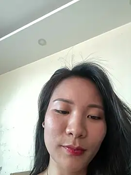 Snapshot of Bee_Yellow00 chatting on May 2026 02:17:01 AM Bee Yellow00 online show from May 2026 02:17:01 AM
