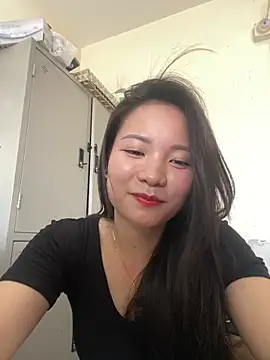 Snapshot of Bee_Yellow00 chatting on May 2026 09:39:02 AM Bee Yellow00 online show from May 2026 09:39:02 AM