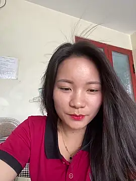 Snapshot of Bee_Yellow00 chatting on June 2026 02:32:02 AM Bee Yellow00 online show from June 2026 02:32:02 AM