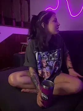 Snapshot of Hannahinfame chatting on November 2025 05:29:01 AM Hannahinfame online show from November 2025 05:29:01 AM