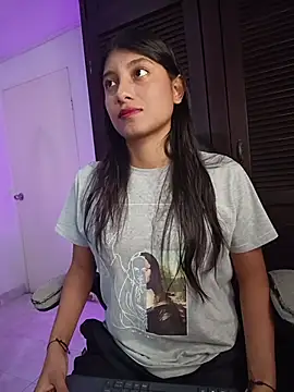 YeseniaRodriguez3 online show from April 2026 12:32:01 PM