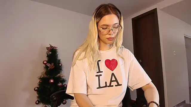 Snapshot of ViolettaAllente chatting on December 2025 09:22:02 PM ViolettaAllente online show from December 2025 09:22:02 PM