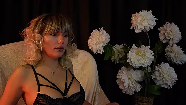 Snapshot of EllaWhisper chatting on November 2025 07:00:01 AM EllaWhisper online show from November 2025 07:00:01 AM