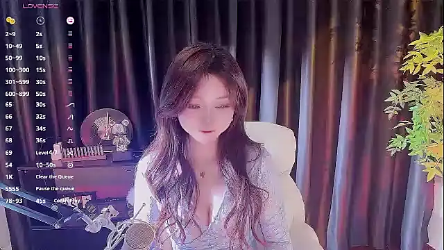 Yiluo95 online show from November 2025 05:44:01 PM