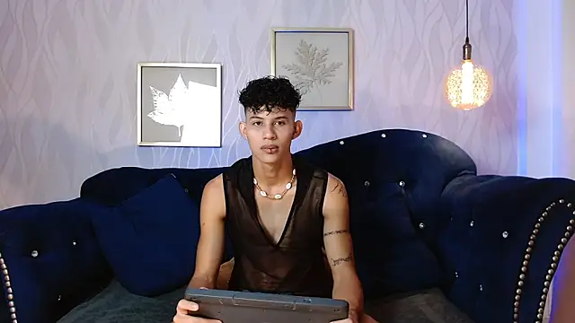 Snapshot of KamiSuarez chatting on November 2025 01:23:01 PM KamiSuarez online show from November 2025 01:23:01 PM