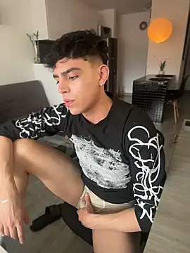 aronnhidden online show from June 2026 10:07:01 PM