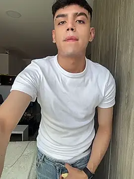 aronnhidden online show from July 2026 09:57:01 PM