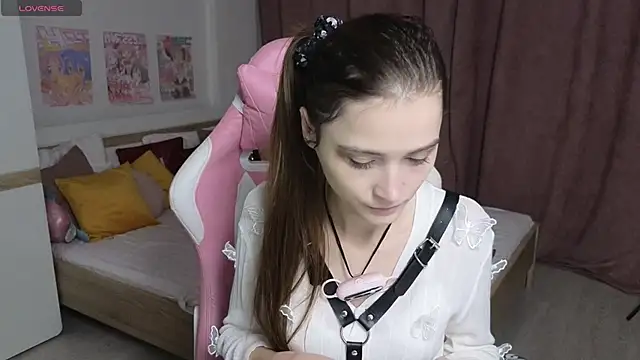 Hana Flo  online show from November 2025 01:44:01 PM