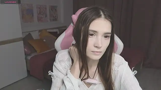 Hana Flo  online show from November 2025 01:06:01 PM