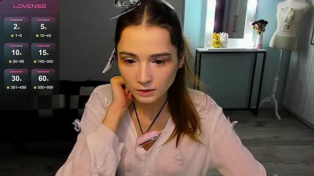 Hana Flo  online show from December 2025 02:32:02 PM