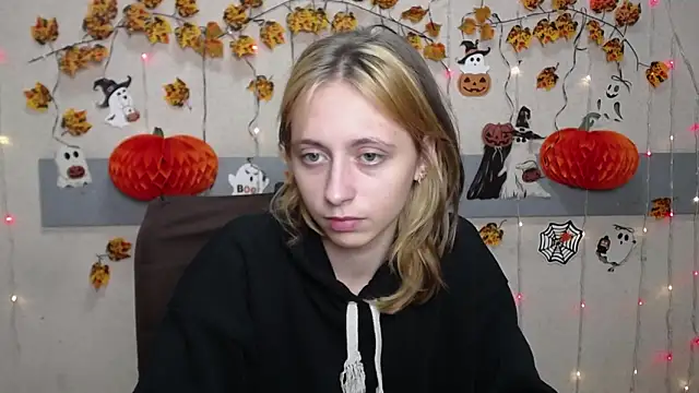 Snapshot of TracyLll chatting on November 2025 12:06:02 PM TracyLll online show from November 2025 12:06:02 PM