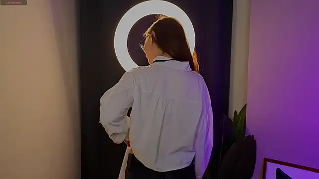 LauraHansil online show from April 2026 07:10:01 PM