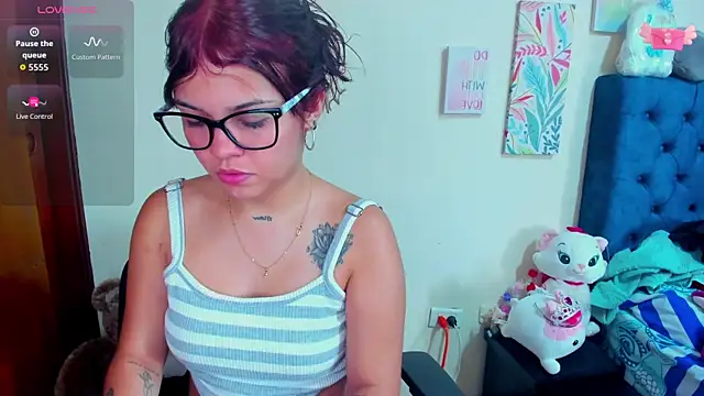 Snapshot of Emma_boo chatting on October 2025 03:24:02 PM Emma boo online show from October 2025 03:24:02 PM