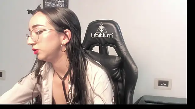 Snapshot of LindsayWild chatting on November 2025 06:42:02 PM LindsayWild online show from November 2025 06:42:02 PM