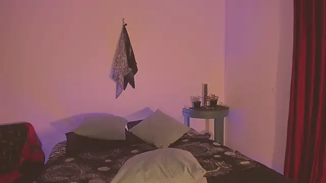 estmonnn online show from December 2025 01:55:01 AM