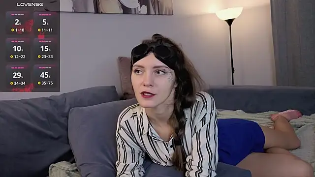 LauraYoungg online show from October 2025 07:37:01 PM