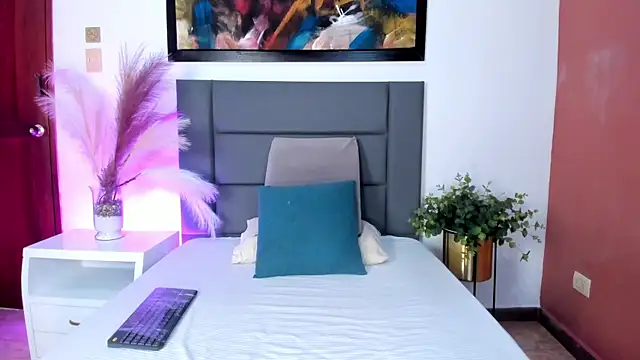 HannaaWells online show from February 2026 06:30:01 PM