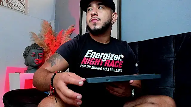 Snapshot of MarcusConnor chatting on November 2025 01:55:01 PM MarcusConnor online show from November 2025 01:55:01 PM