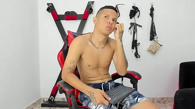 Steven19 LatinBoy online show from November 2025 11:43:01 AM