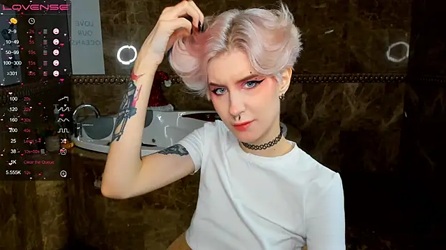 Angel Julles online show from December 2025 01:01:02 AM