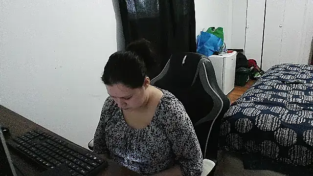 Snapshot of GlitterAuburn chatting on April 2026 03:05:01 PM GlitterAuburn online show from April 2026 03:05:01 PM