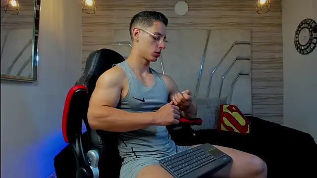 MAXTHOMSON online show from November 2025 04:44:01 AM