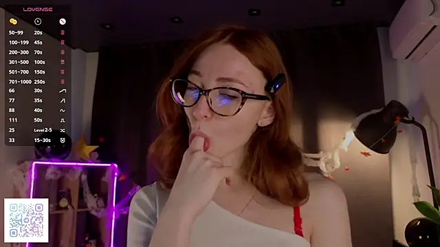 Snapshot of CloraGravel chatting on November 2025 04:25:02 AM CloraGravel online show from November 2025 04:25:02 AM