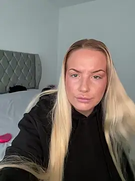 Snapshot of LeahLovexx chatting on November 2025 11:20:01 AM LeahLovexx online show from November 2025 11:20:01 AM