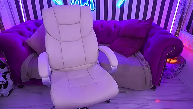 AmiraGoldd online show from July 2026 11:18:01 PM
