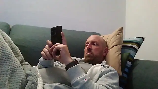 Snapshot of luca_beech88 chatting on April 2026 06:03:02 PM luca beech88 online show from April 2026 06:03:02 PM