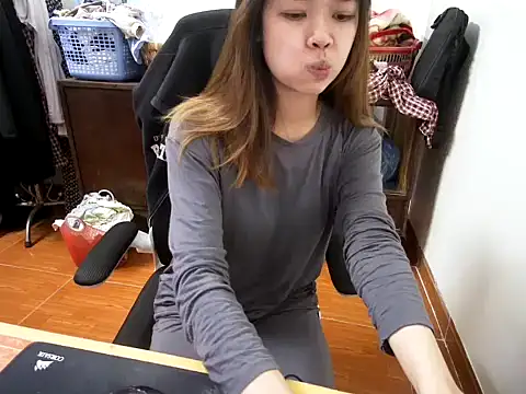 ---Lusi03--- online show from December 2025 03:29:02 PM