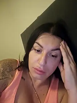 Snapshot of Julianneloreen chatting on November 2025 12:10:01 AM Julianneloreen online show from November 2025 12:10:01 AM