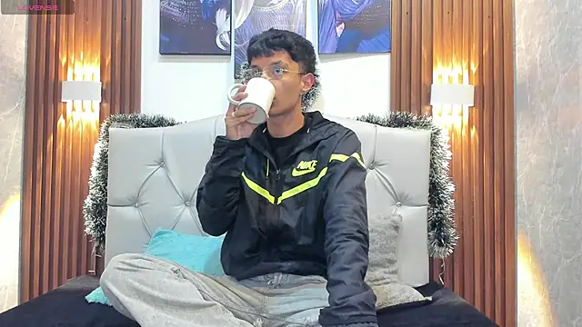 Elian Julian online show from November 2025 07:46:02 PM