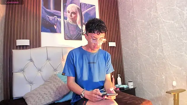 Elian Julian online show from November 2025 12:02:01 AM