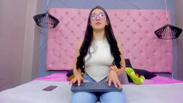 Mia Horney online show from December 2025 12:21:02 PM