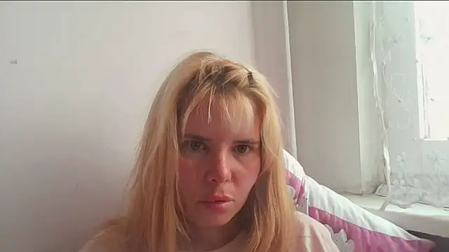 Snapshot of HornyElena chatting on June 2026 03:22:01 PM HornyElena online show from June 2026 03:22:01 PM