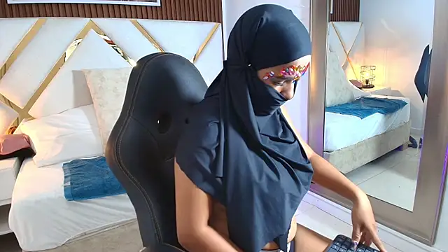 Snapshot of _Aliya_ chatting on November 2025 10:05:01 AM Aliya online show from November 2025 10:05:01 AM