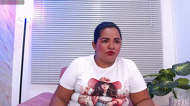 Lunaa Milf online show from November 2025 03:50:02 AM