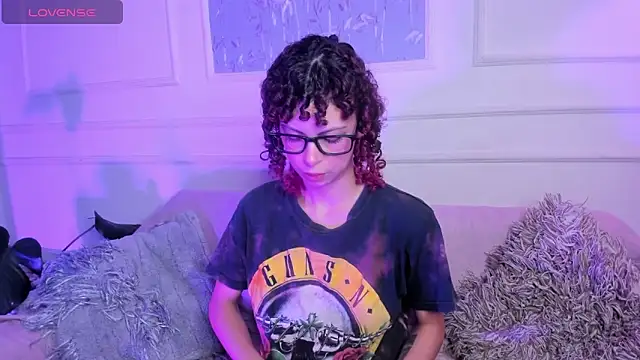 Snapshot of AliceMadnes chatting on February 2026 01:05:01 PM AliceMadnes online show from February 2026 01:05:01 PM