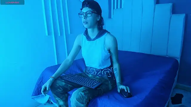 Snapshot of AliceMadnes chatting on July 2026 06:43:02 PM AliceMadnes online show from July 2026 06:43:02 PM