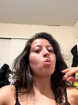 Snapshot of SaintNina chatting on November 2025 12:02:01 AM SaintNina online show from November 2025 12:02:01 AM