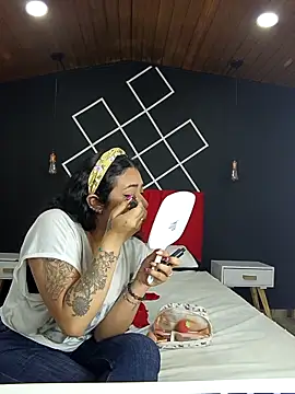 Logan Chloe online show from December 2025 11:37:01 AM