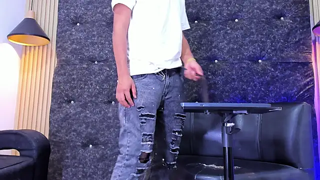 Snapshot of Tommy_bigcock19 chatting on November 2025 09:24:01 PM Tommy bigcock19 online show from November 2025 09:24:01 PM