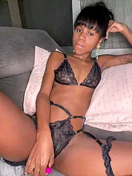 Snapshot of mayalouise chatting on November 2025 04:01:02 AM mayalouise online show from November 2025 04:01:02 AM