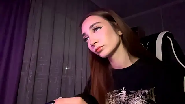 Snapshot of HollyPaw chatting on November 2025 07:45:02 PM HollyPaw online show from November 2025 07:45:02 PM